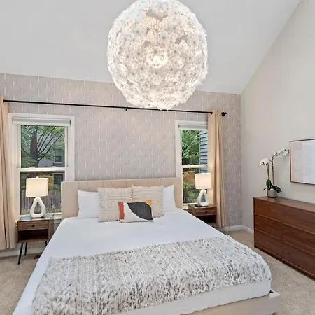 Lakeside Stay Metro, Inova, Dining & Shops Nearby!